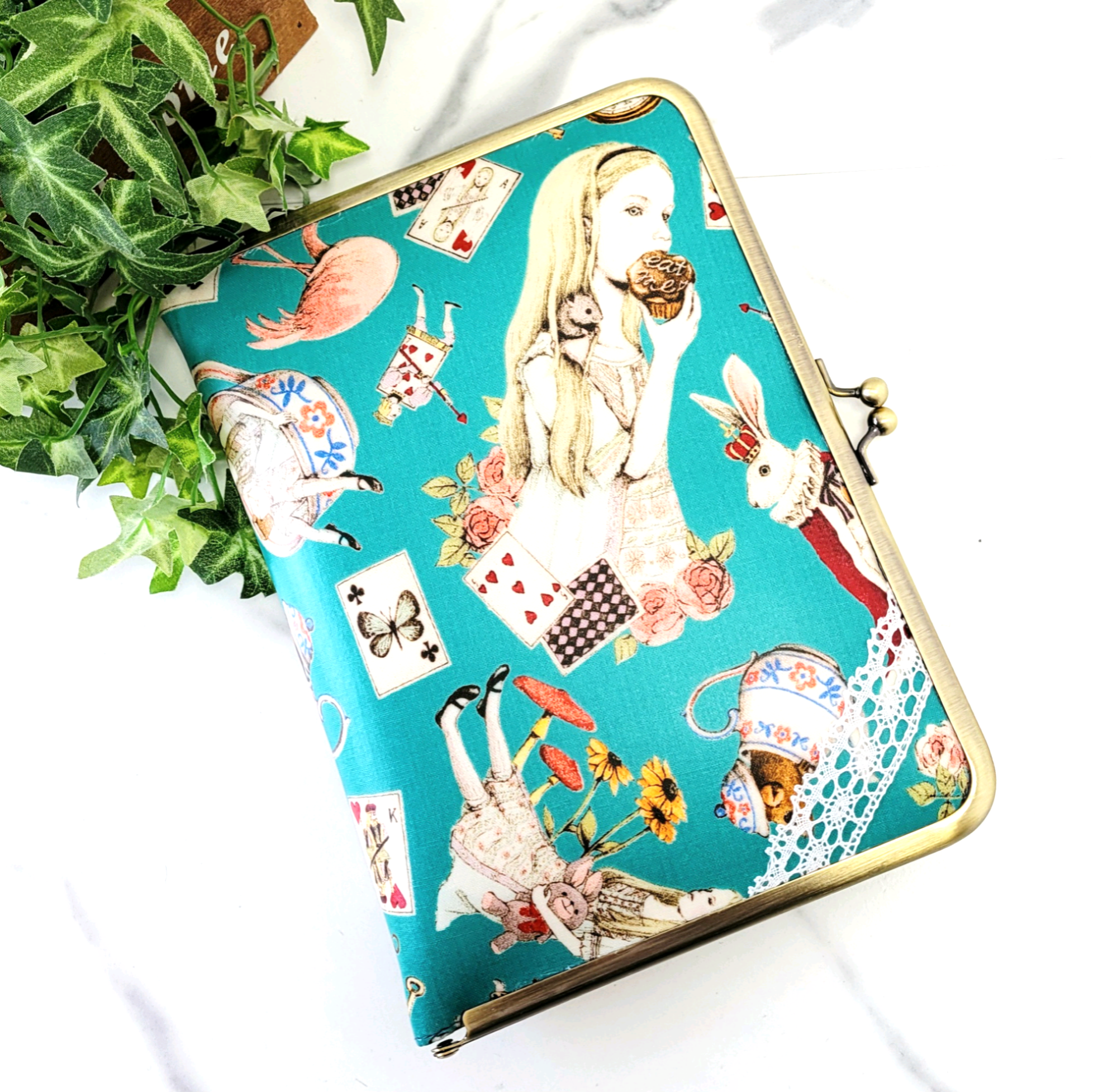 B６サイズの がま口手帳カバー(ラミネートアリス)