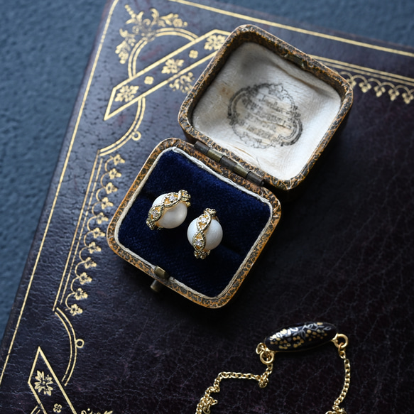 ヴィンテージサテンパールガラスとレース編みのピアス／ノンホールピアス｜サージカルステンレス／チタン変更可能　pag065 2枚目の画像