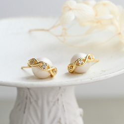 ヴィンテージサテンパールガラスとレース編みのピアス／ノンホールピアス｜サージカルステンレス／チタン変更可能　pag065 1枚目の画像