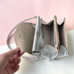 ハンドルつきのピッグスキンの小さなお財布　ゴールド 7枚目の画像