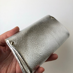 ハンドルつきのピッグスキンの小さなお財布　ゴールド 9枚目の画像