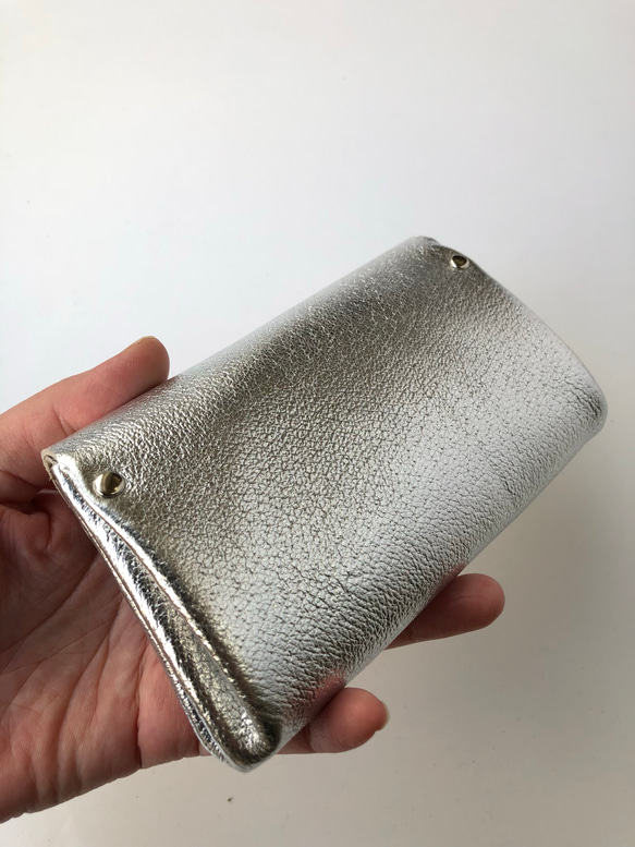 ハンドルつきのピッグスキンの小さなお財布　ゴールド 9枚目の画像