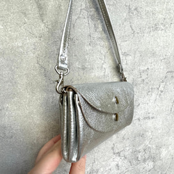 ハンドルつきのピッグスキンの小さなお財布　ゴールド 5枚目の画像