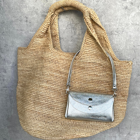 ハンドルつきのピッグスキンの小さなお財布　ゴールド 6枚目の画像