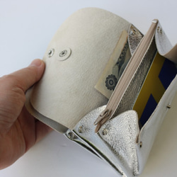 ハンドルつきのピッグスキンの小さなお財布　ゴールド 8枚目の画像