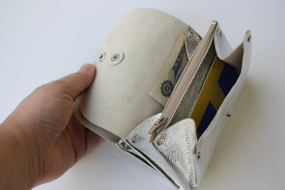 ハンドルつきのピッグスキンの小さなお財布　ゴールド 8枚目の画像