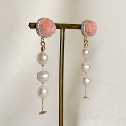 華やかパールの揺れるピアス・イヤリング_dusty pink 1枚目の画像