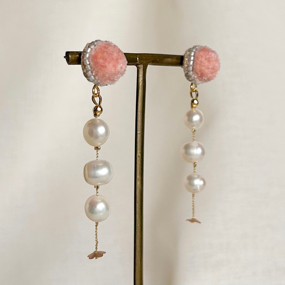 華やかパールの揺れるピアス・イヤリング_dusty pink 1枚目の画像