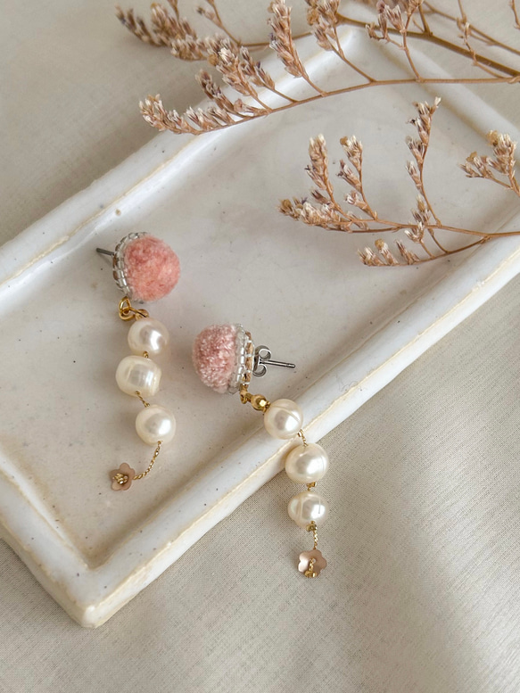 華やかパールの揺れるピアス・イヤリング_dusty pink 3枚目の画像