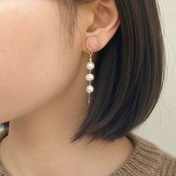 華やかパールの揺れるピアス・イヤリング_dusty pink 2枚目の画像