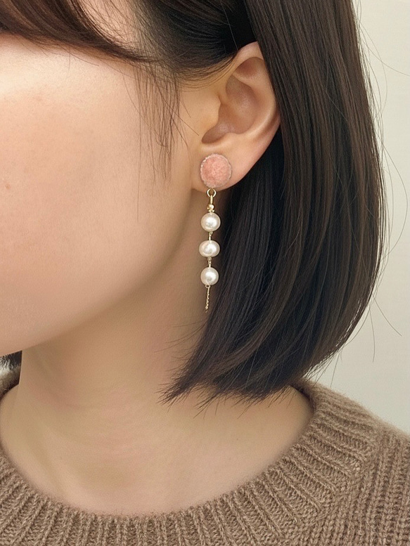 華やかパールの揺れるピアス・イヤリング_dusty pink 2枚目の画像