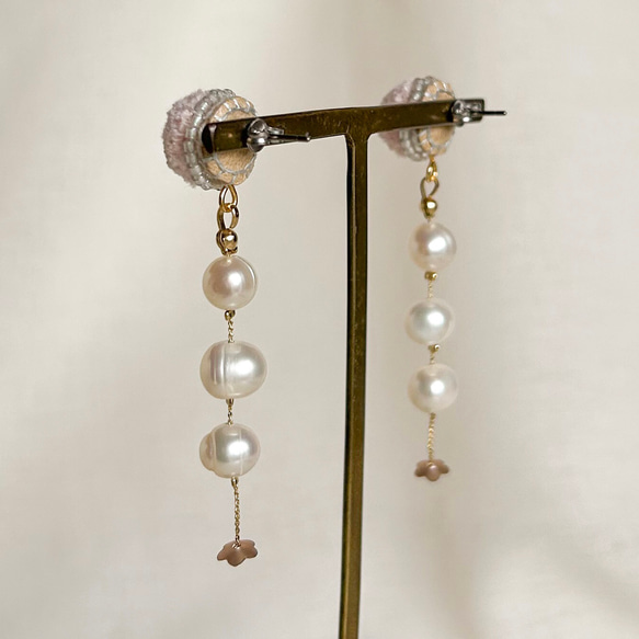 華やかパールの揺れるピアス・イヤリング_dusty pink 6枚目の画像