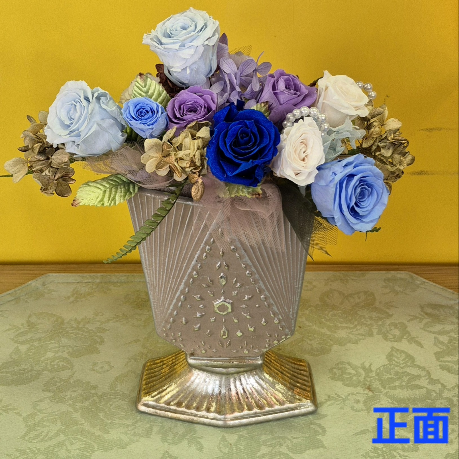 高級感のあるシャンパンゴールドの器にブルー系のプリザーブドフラワー薔薇とあじさいをアレンジ 豪華で落ち着いた雰囲気です