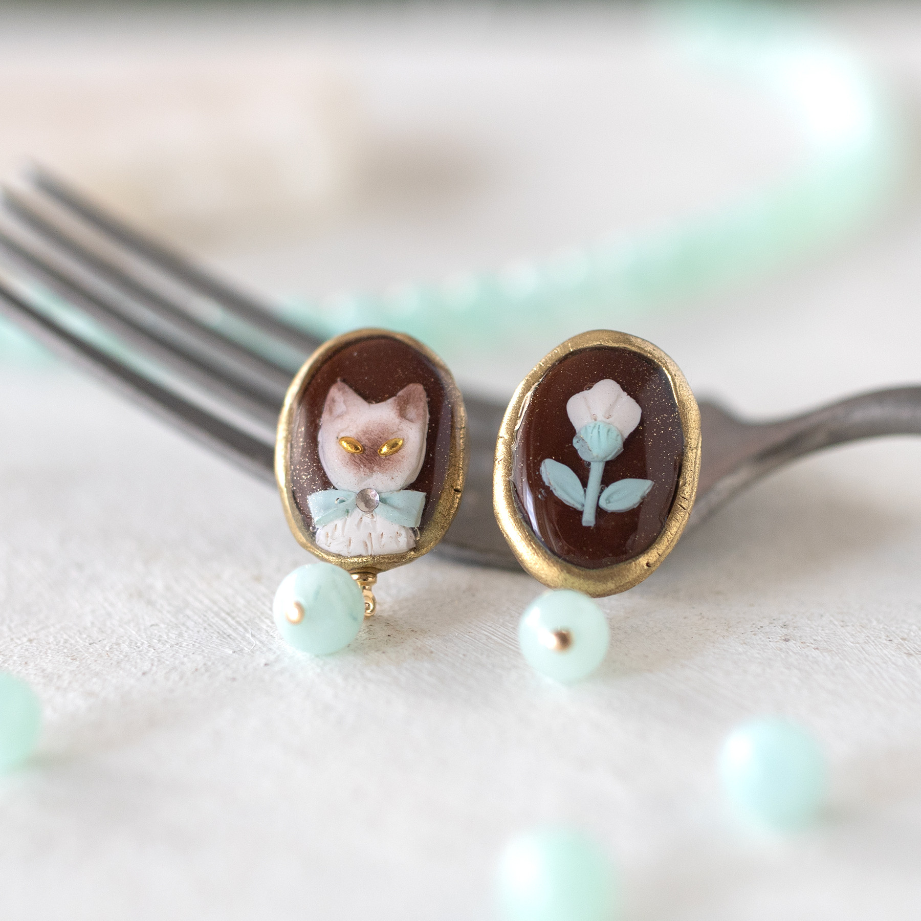 猫と花フレームピアス/イヤリング / アマゾナイト