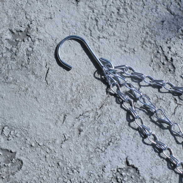 コウモリランとポトスファーングリーンのミックスハンギングバスケット【フェイクインテリア】 8枚目の画像