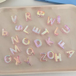 【5個】6mm穴　イニシャル　パーツ　ハンドメイド　ビーズ　材料　DIY  パラコード作品用　ライトピンク 1枚目の画像