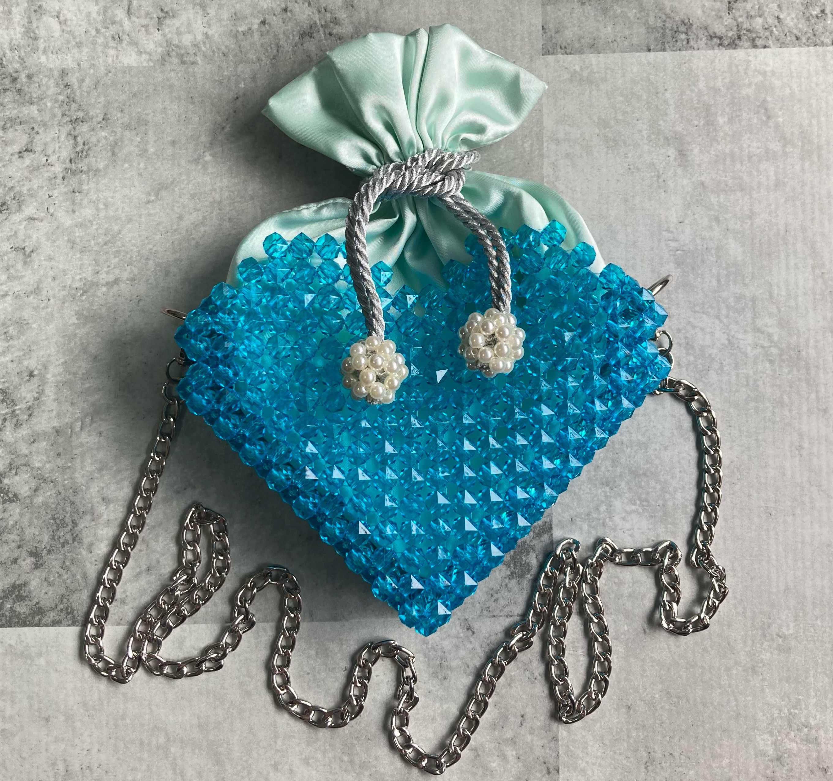 青いハートのビーズバッグ