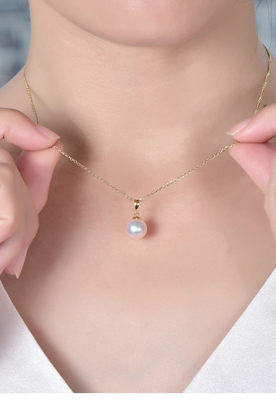 ルミナ9～9.5mmの日本製アコヤ真珠ペンダントトップを、鏡面仕上げの光沢のある18Kゴールドネックレスにセットしました。完璧な