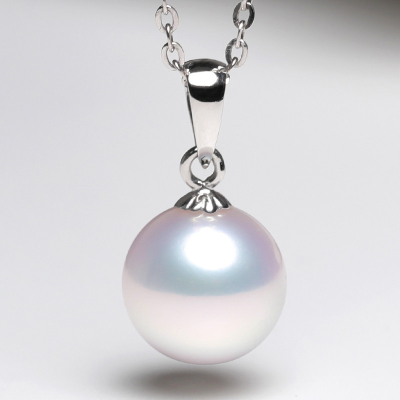 ルミナ9～9.5mmの日本製アコヤ真珠ペンダントトップを、鏡面仕上げの光沢のある18Kゴールドネックレスにセットしました。完璧な