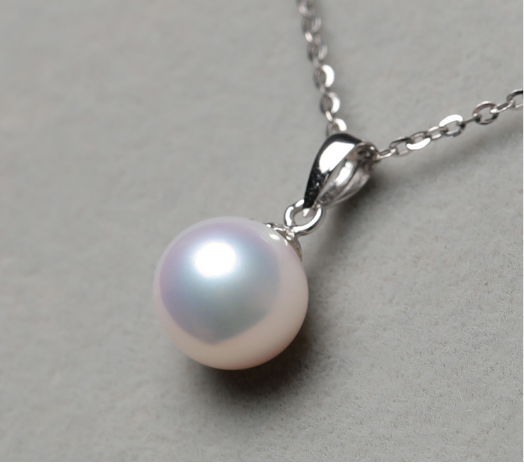 ルミナ9～9.5mmの日本製アコヤ真珠ペンダントトップを、鏡面仕上げの光沢のある18Kゴールドネックレスにセットしました。完璧な