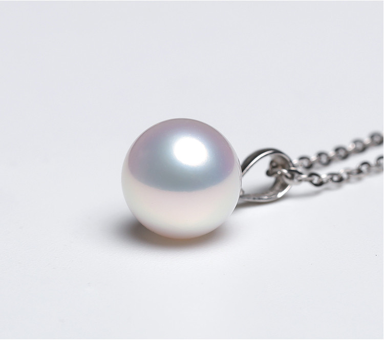 ルミナ9～9.5mmの日本製アコヤ真珠ペンダントトップを、鏡面仕上げの光沢のある18Kゴールドネックレスにセットしました。完璧な