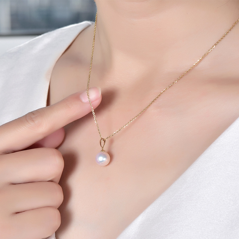 ルミナ9～9.5mmの日本製アコヤ真珠ペンダントトップを、鏡面仕上げの光沢のある18Kゴールドネックレスにセットしました。完璧な