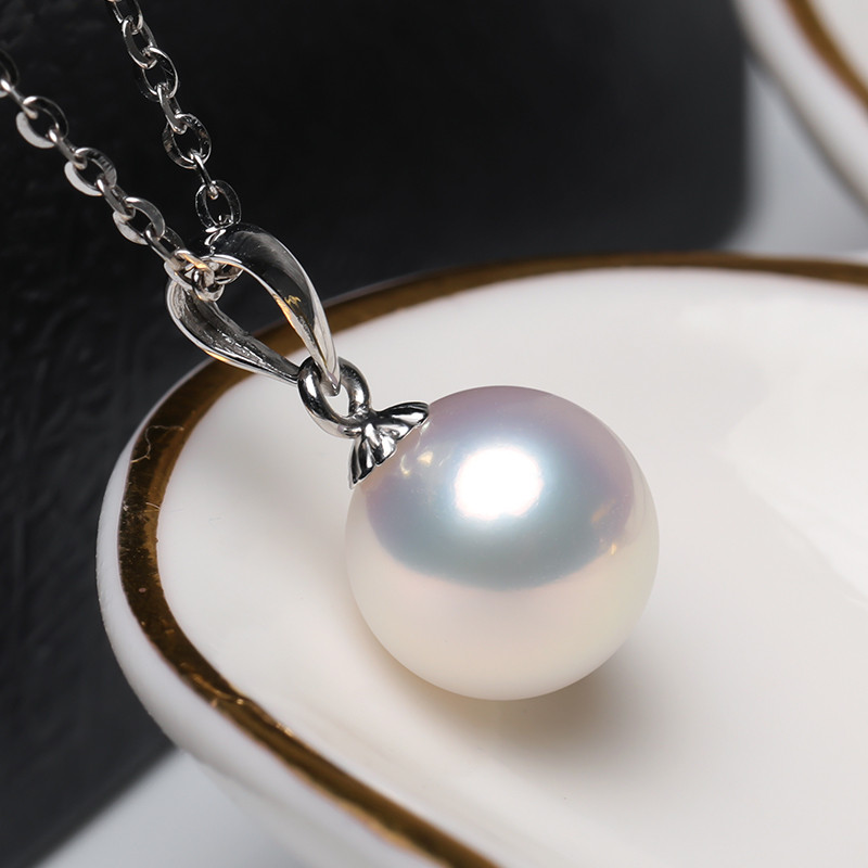 ルミナ9～9.5mmの日本製アコヤ真珠ペンダントトップを、鏡面仕上げの光沢のある18Kゴールドネックレスにセットしました。完璧な