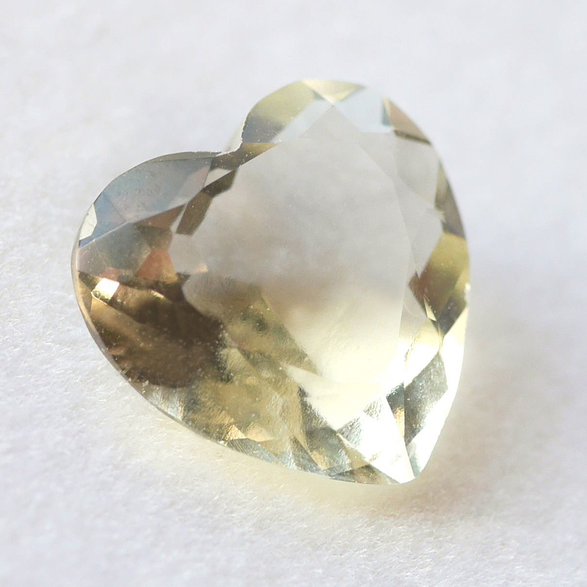 レア☆ルース☆宝石質 リビアングラス（ハートシェイプ）鑑別済・ソ付き_220768