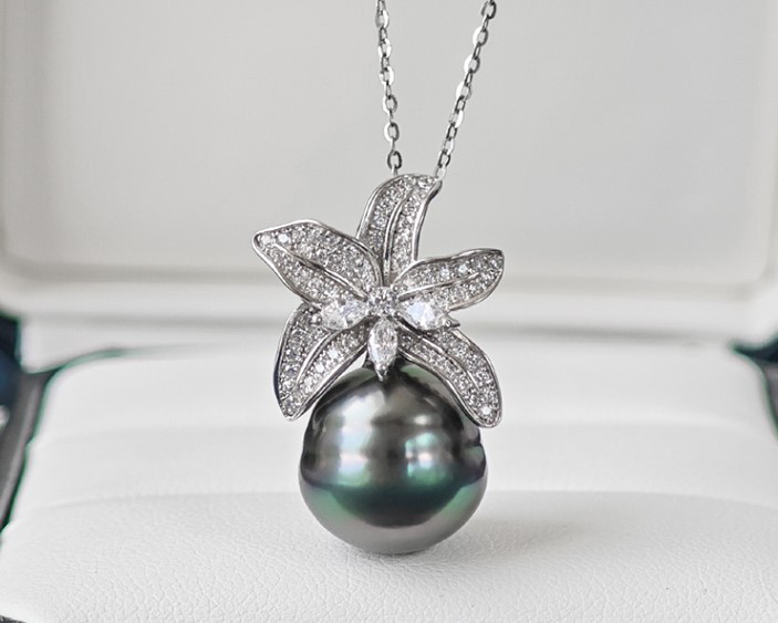 ルミナ12-14mmタヒチ天然海水黒真珠ペンダント925シルバーバロック糸大輪花ホルダーデザインスタイリッシュでエレガント多用途