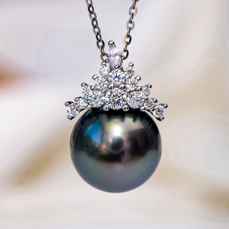 ルミナ10～11mmタヒチ黒蝶真珠ペンダント、スノークイーンスタイル、925シルバーネックレス。完璧なラウンドシェイプで、明るく