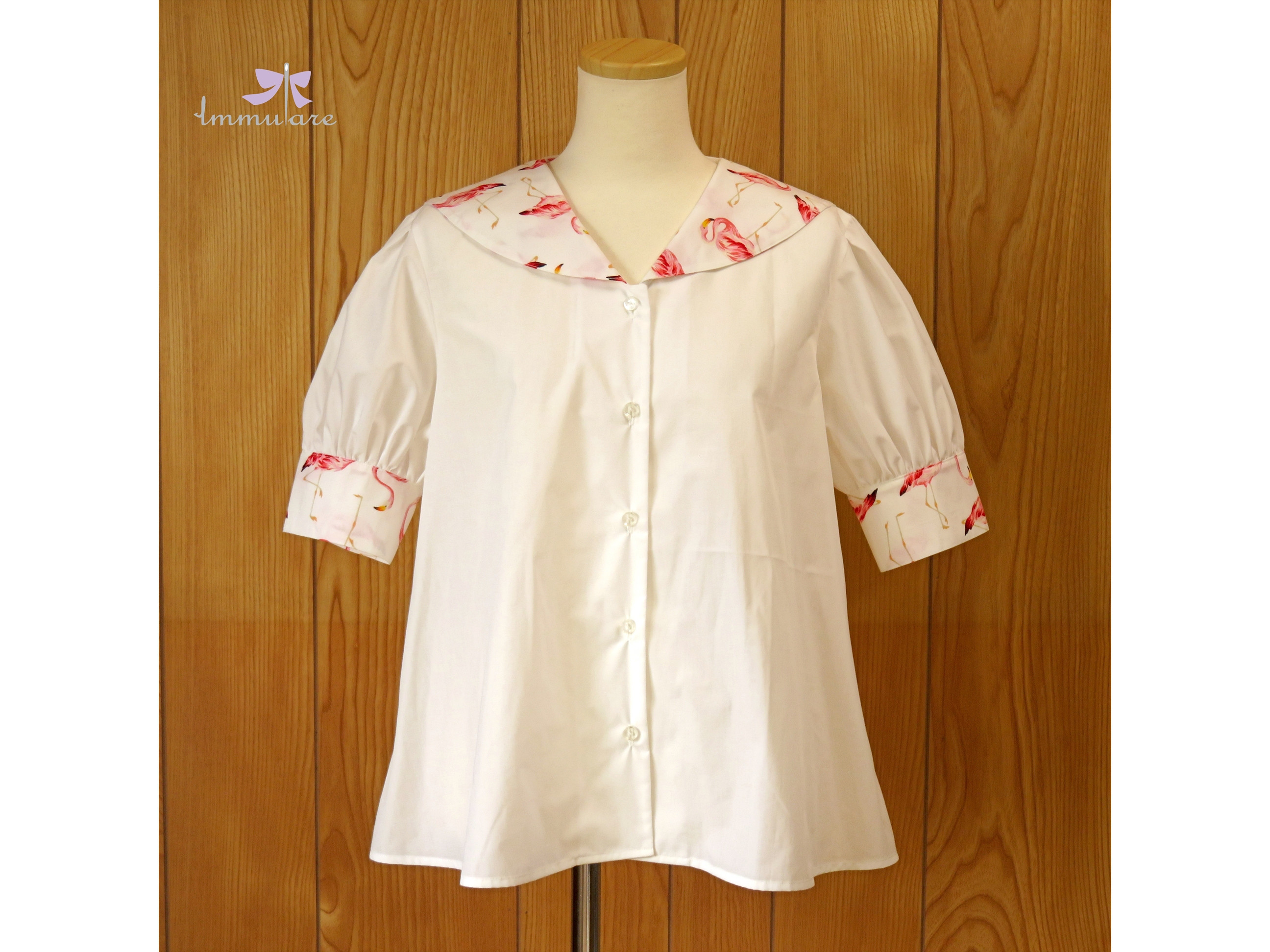 プリント衿バイカラー半袖セーラーブラウス（フラミンゴプリント オフホワイト）