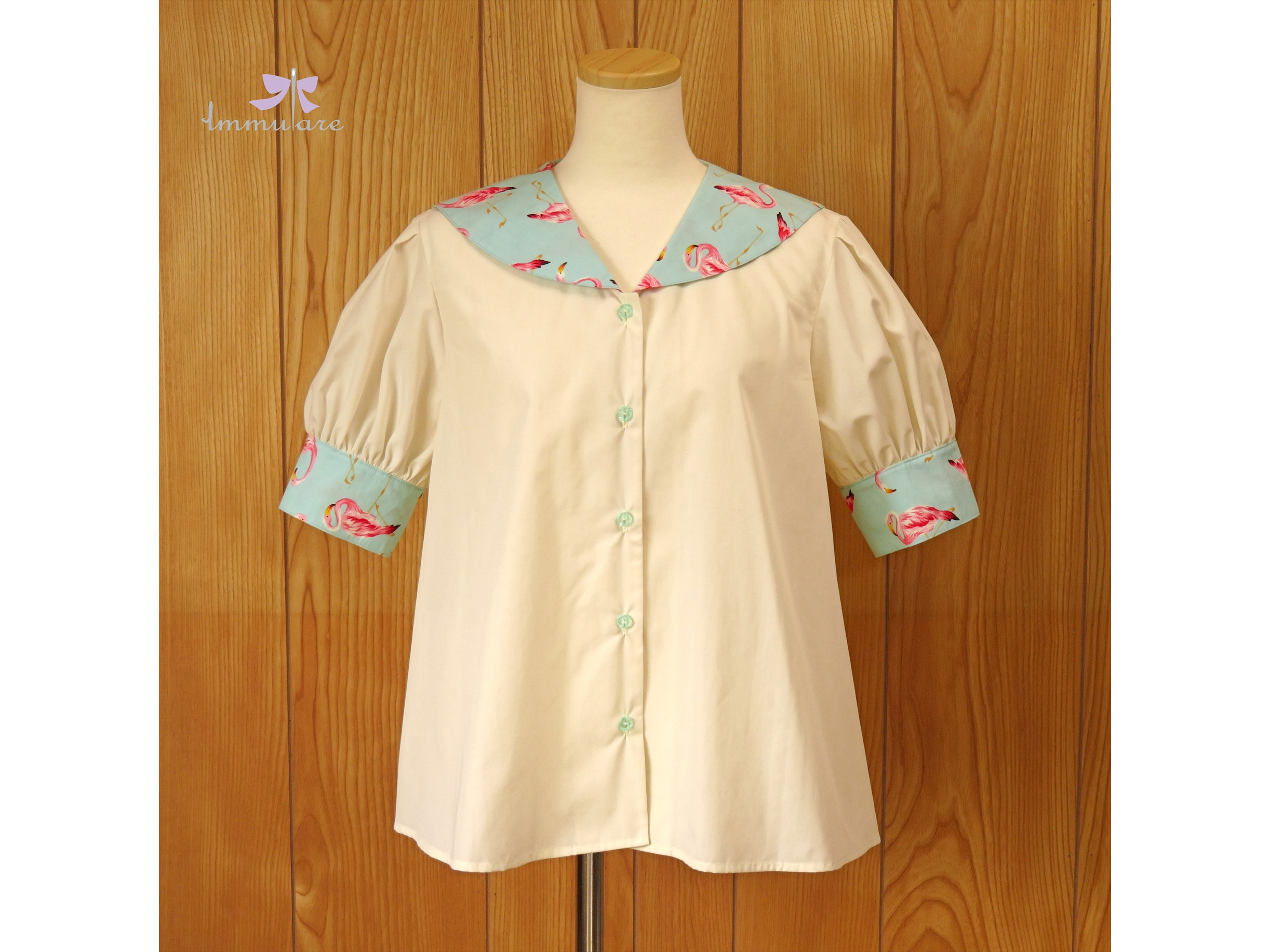 プリント衿バイカラー半袖セーラーブラウス（フラミンゴプリント サックスミント） 7,680円