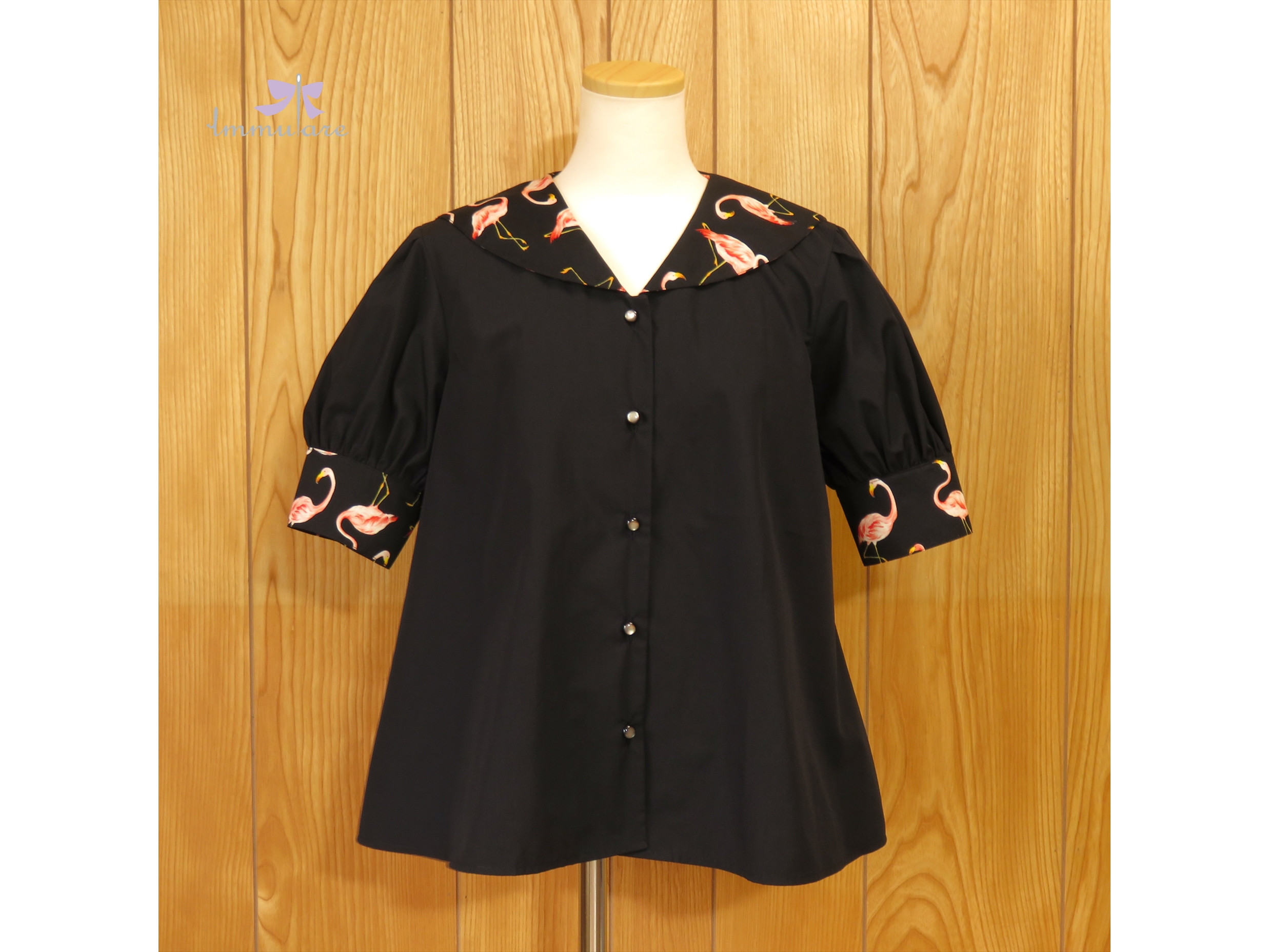 プリント衿バイカラー半袖セーラーブラウス（フラミンゴプリント ブラック） 7,200円