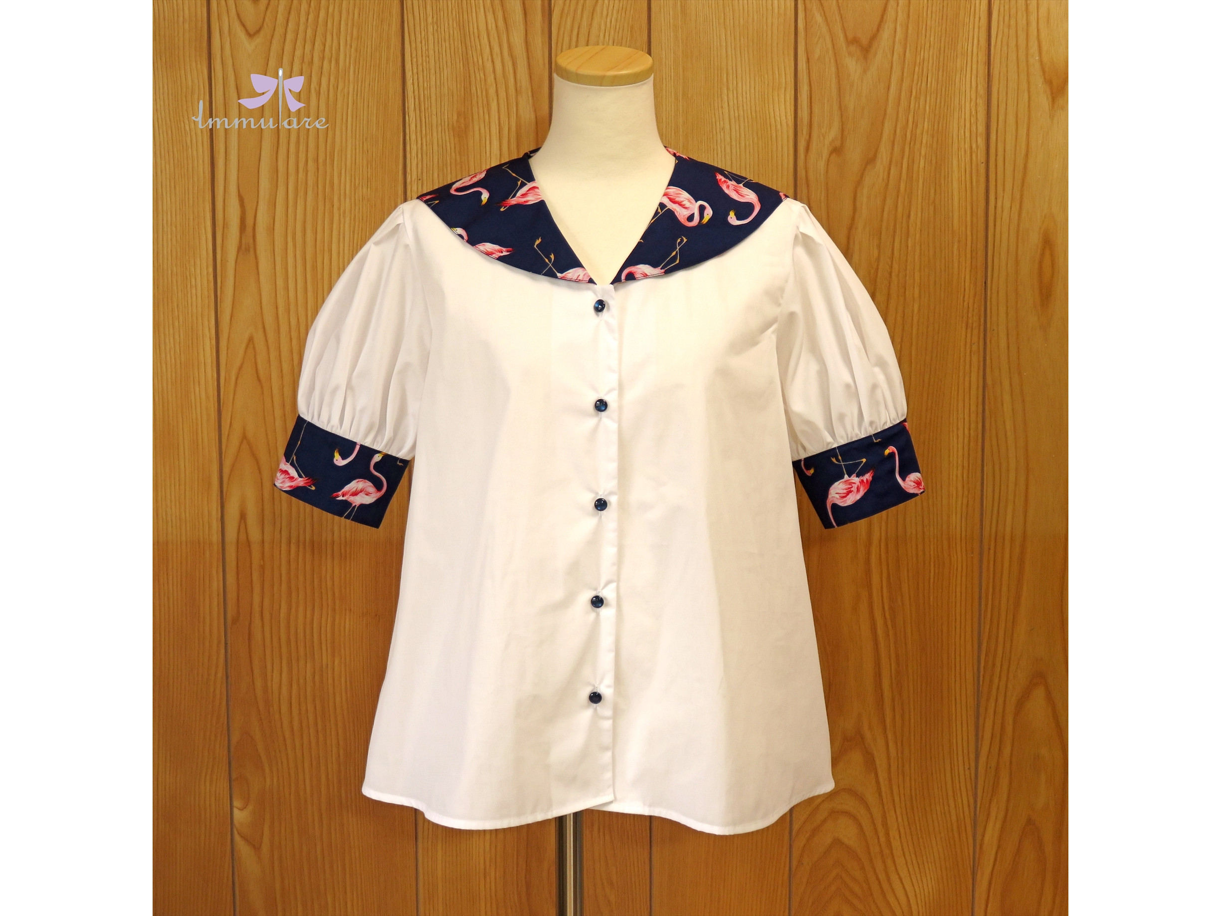 プリント衿バイカラー半袖セーラーブラウス（フラミンゴプリント ネイビー）
