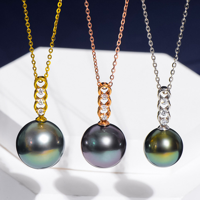 ルミナ9～13mm天然タヒチ黒蝶真珠ペンダント（18Kゴールド）。完璧なラウンドシェイプで輝きを放ちます。エレガントで上品な印象