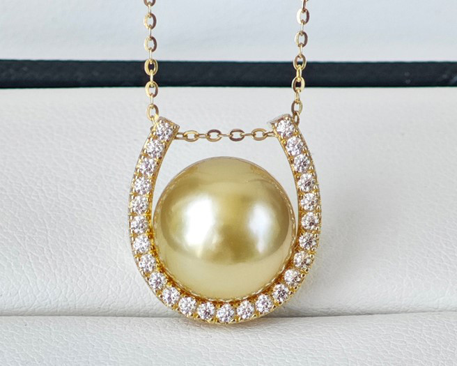 ルミナ12～13mm天然南洋ゴールデンパールペンダント（S925シルバー製）と18金メッキのバックネックレス。贅沢でエレガント、