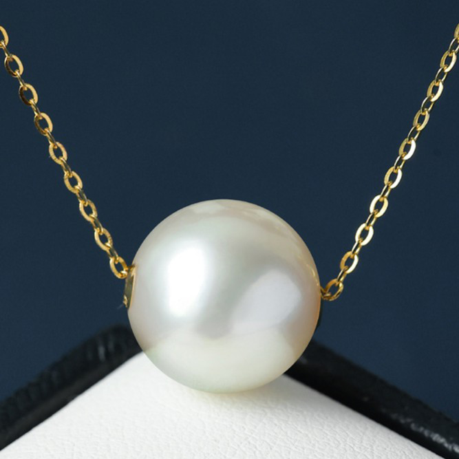 ルミナ11～12mm天然南洋白蝶真珠ペンダント。18Kゴールドパッチデザイン。ほぼラウンド型で、輝きを放ち、多用途でスタイリッシ