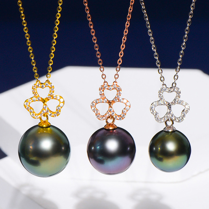 ルミナ8～12mm天然タヒチ黒蝶真珠ペンダント（18Kゴールドネックレス）です。完璧な丸みと輝きを放つこの高級ジュエリーは、ラグ