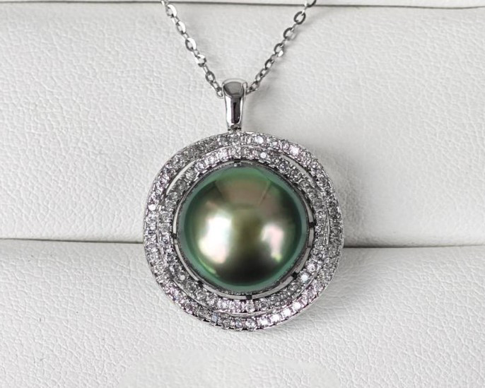 ルミナ12-13mm天然タヒチ黒蝶真珠ペンダント、S925シルバーネックレス。ひまわりのようなピーコックグリーンが、ラグジュアリ