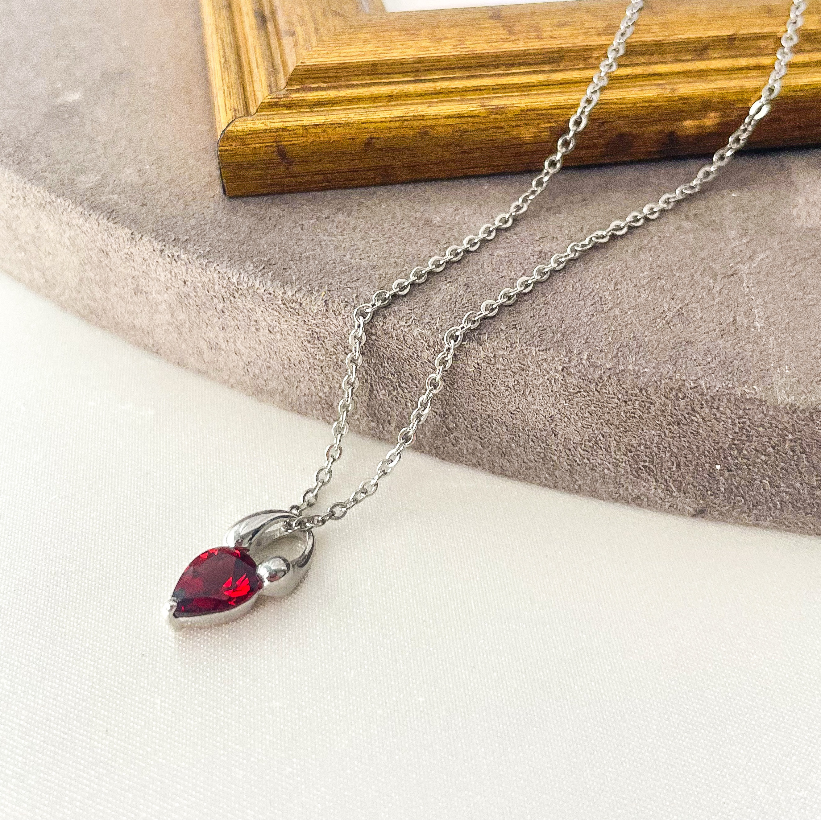 Éclat Rouge Profond〜深紅の輝きのガーネットネックレス〜