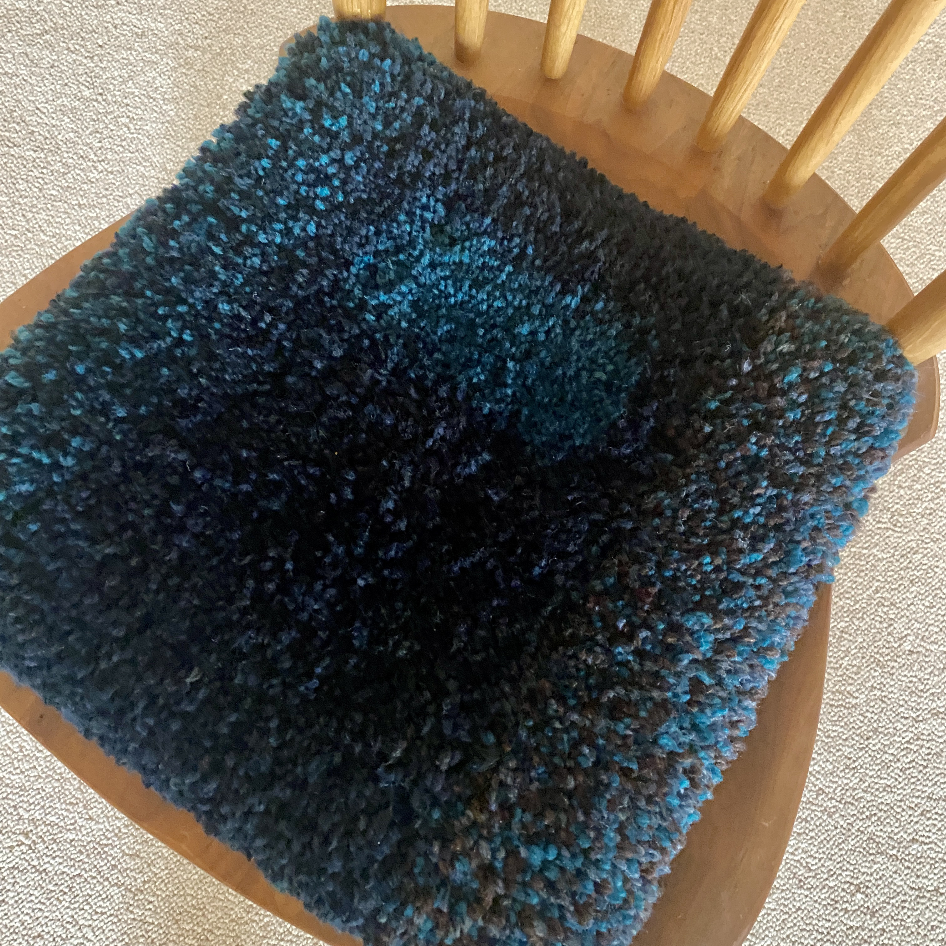 ノッティング織の椅子敷〈太厚35×35cm〉ブルーミックス