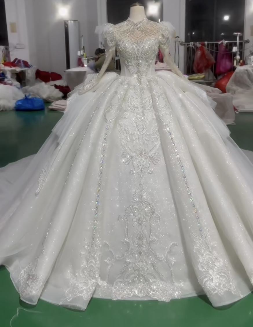 イリュージョンネック　ラッフルスカート　大人気ウェディングドレス　可愛い　長袖　ロングトレーン　優雅細見えシルエット挙式