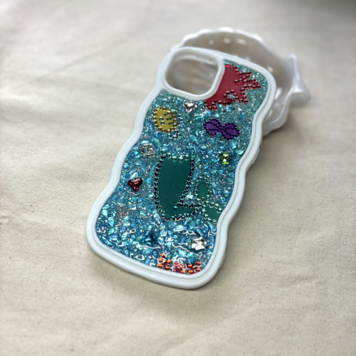 イニシャル♡マーメイド✨キラキラ カラフル 人魚 名入れ iPhoneケース キラキラアリエルモチーフ✨マーメイド 海 ビジュー パール iPhone15
