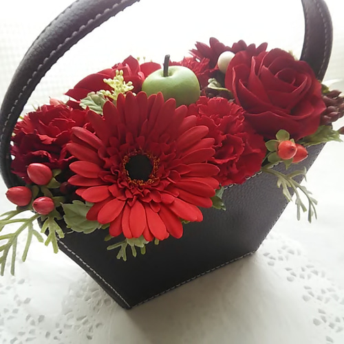 ❁手持ちバッグ型に赤のお花たちを詰め込んだクレイフラワー