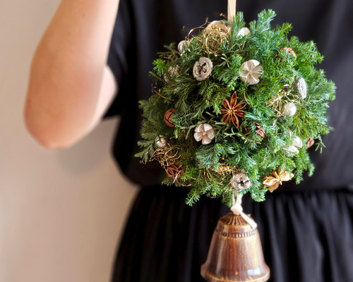 クリスマスリース✨ベル付き✨フラワーリース大✨造花 300a306fba567c930b6bb556d15347