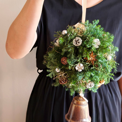 クリスマスリース✨ベル付き✨フラワーリース大✨造花 クリスマスリース＊大人の赤 ベルベットローズ＊シックグリーン