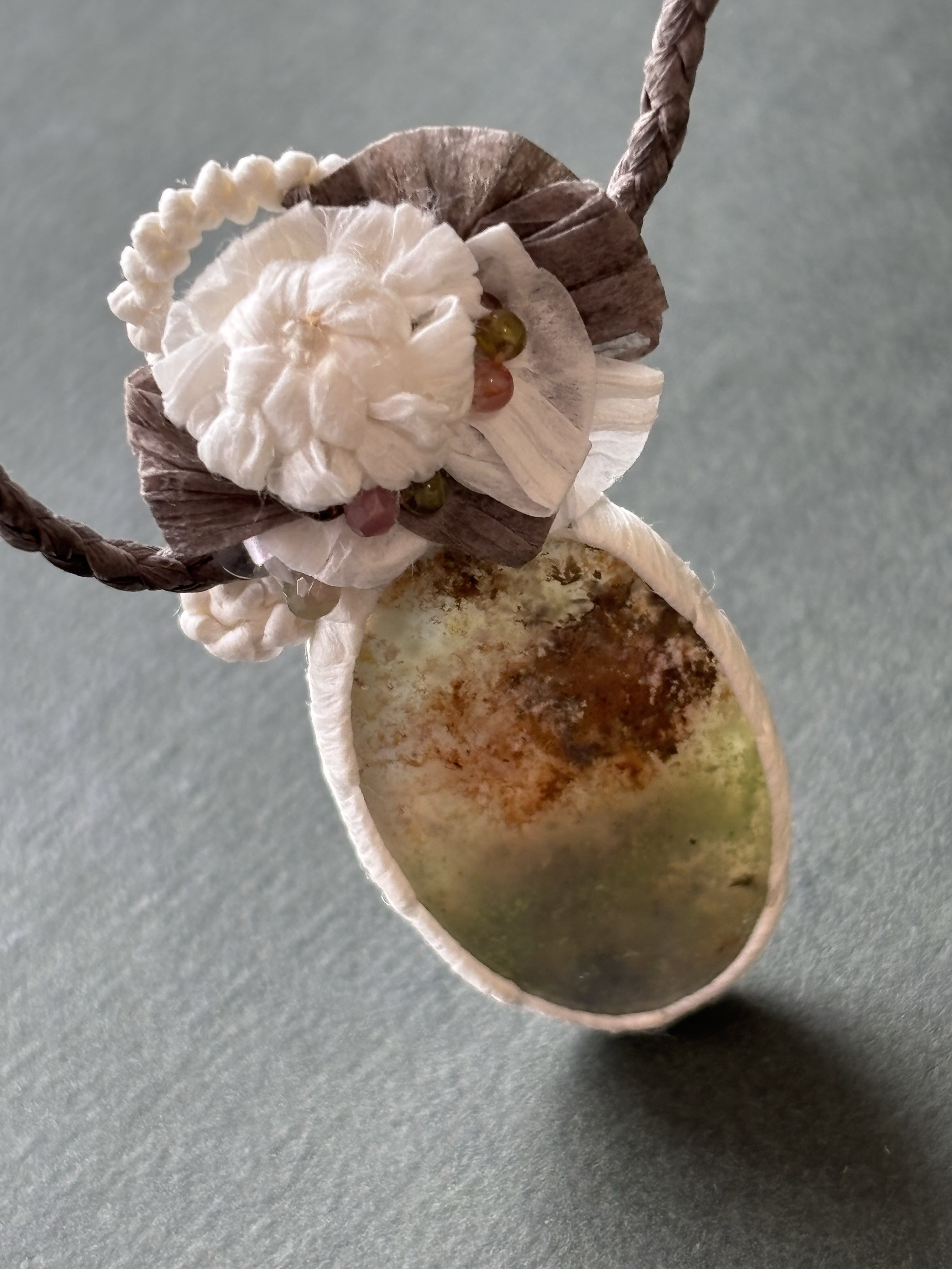 モスアゲートと大麻のネックドレス