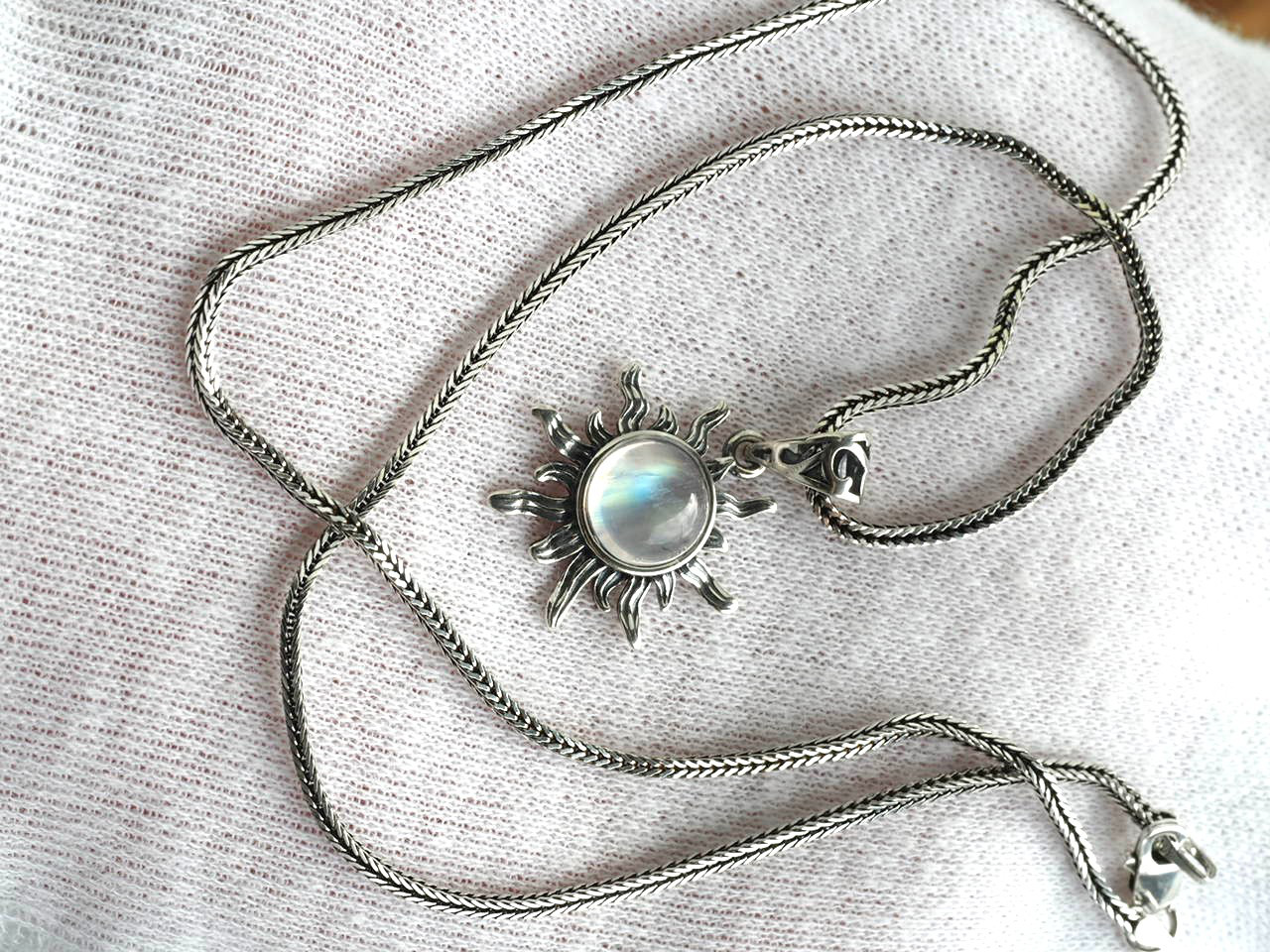 ハイグレードレインボームーンストーン８　S925アンティークシルバー太陽ペンダントトップ❀