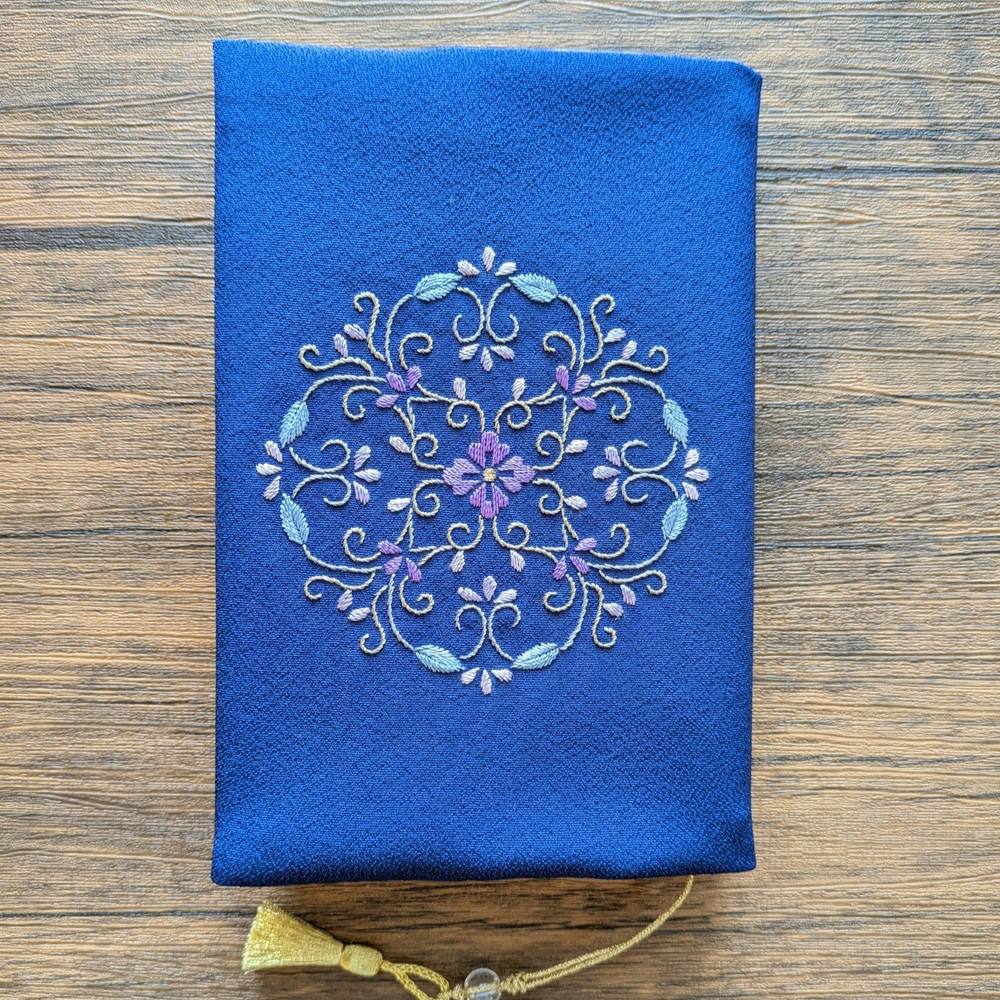 日本刺繍のブックカバー（西洋唐草）（F2513）