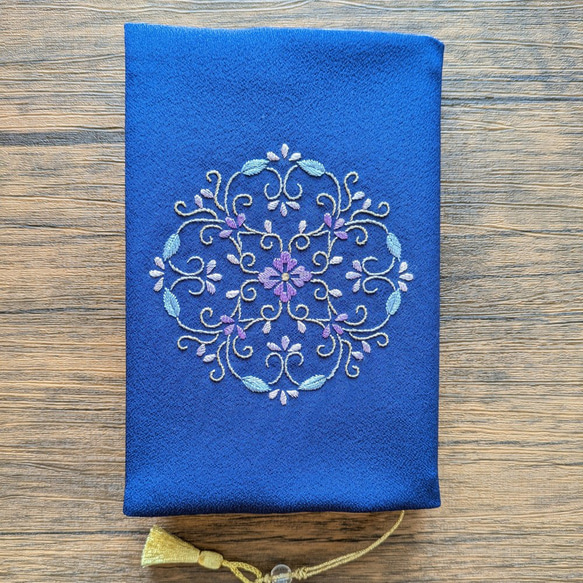 日本刺繍のブックカバー（西洋唐草）（F2513） ブックカバー 刺繡